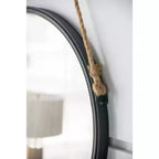 Miroir rond suspendu tendance de 75 cm avec cadre noir et sangle en corde, pour une décoration industrielle contemporaine dans la salle de bain, la chambre ou le salon