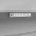 Lit en bois Twin Pine avec tête de lit bibliothèque et LED à détecteur de mouvement, barrières réglables, lit pour enfant