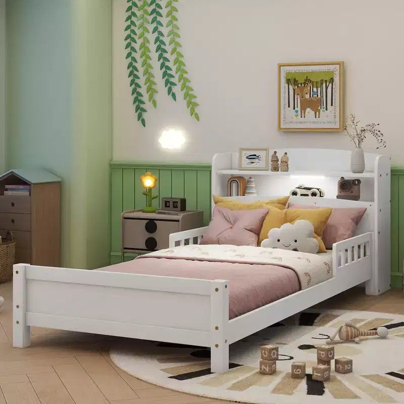 Lit en bois Twin Pine avec tête de lit bibliothèque et LED à détecteur de mouvement, barrières réglables, lit pour enfant