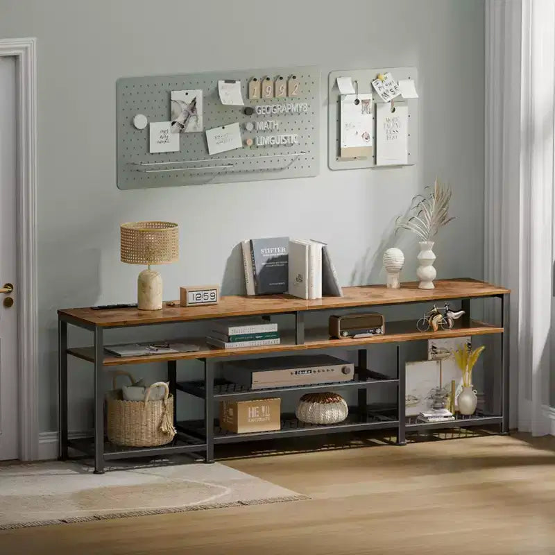 Meuble TV marron de 180 cm avec station de charge et lumières LED, meuble de divertissement pour téléviseurs jusqu'à 80 pouces, console multimédia de rangement, moderne pour salon et chambre.