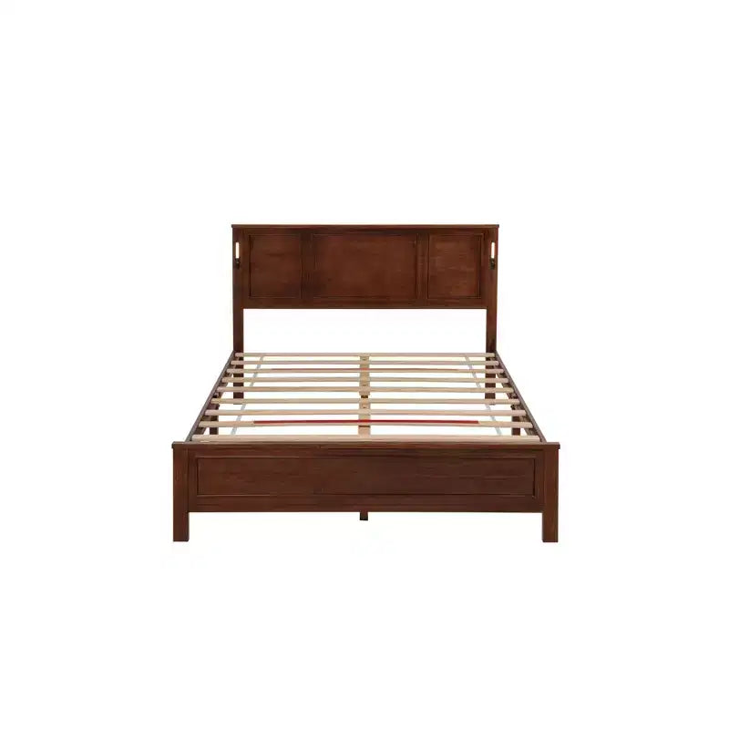 Lit moderne en bois avec tête et pied de lit à panneaux hauts et éclairage intégré
