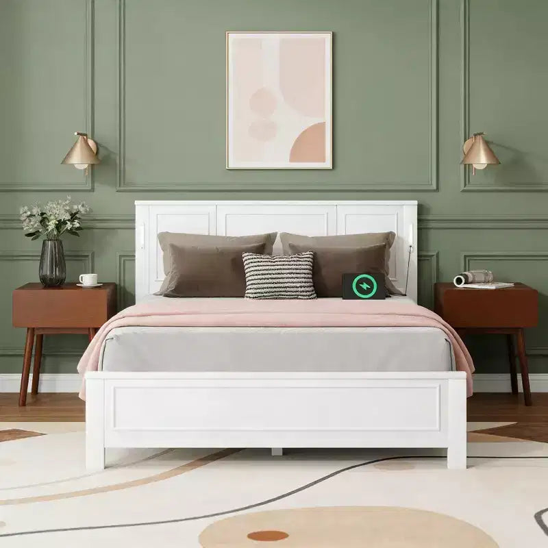 Lit moderne en bois avec tête et pied de lit à panneaux hauts et éclairage intégré