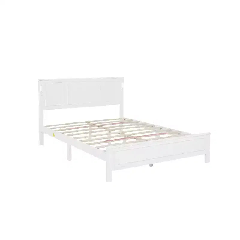 Lit moderne en bois avec tête et pied de lit à panneaux hauts et éclairage intégré