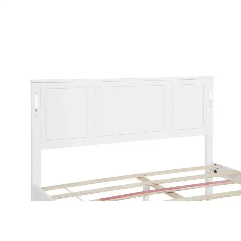 Lit moderne en bois avec tête et pied de lit à panneaux hauts et éclairage intégré