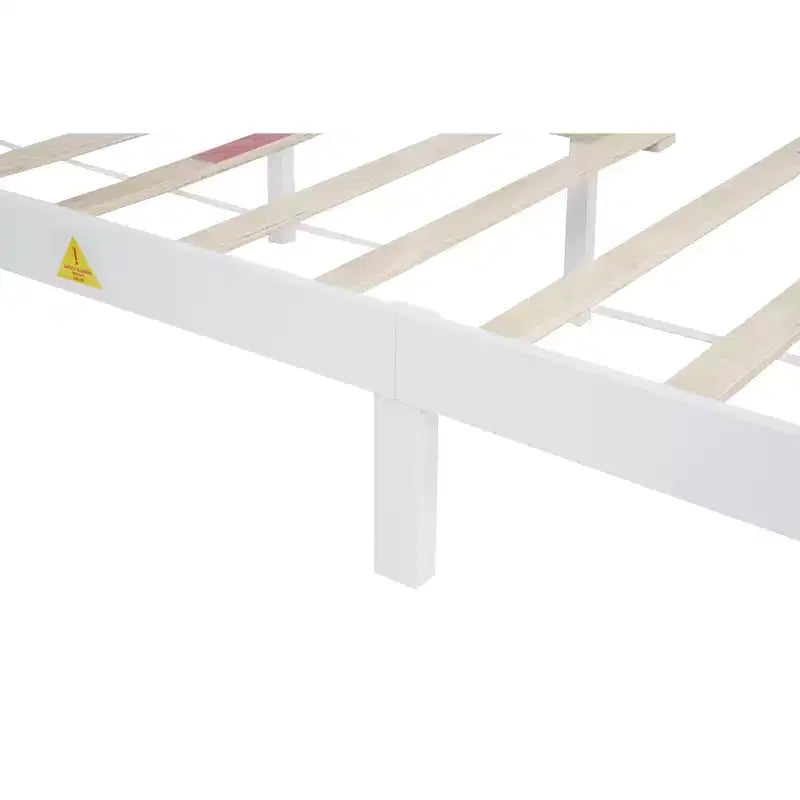 Lit moderne en bois avec tête et pied de lit à panneaux hauts et éclairage intégré