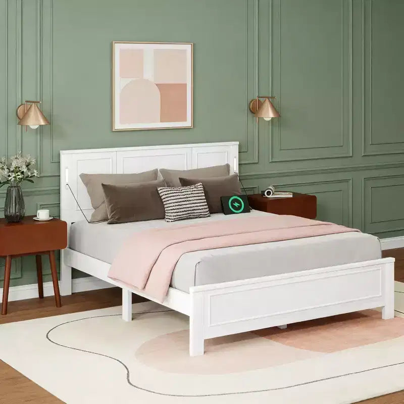 Lit moderne en bois avec tête et pied de lit à panneaux hauts et éclairage intégré